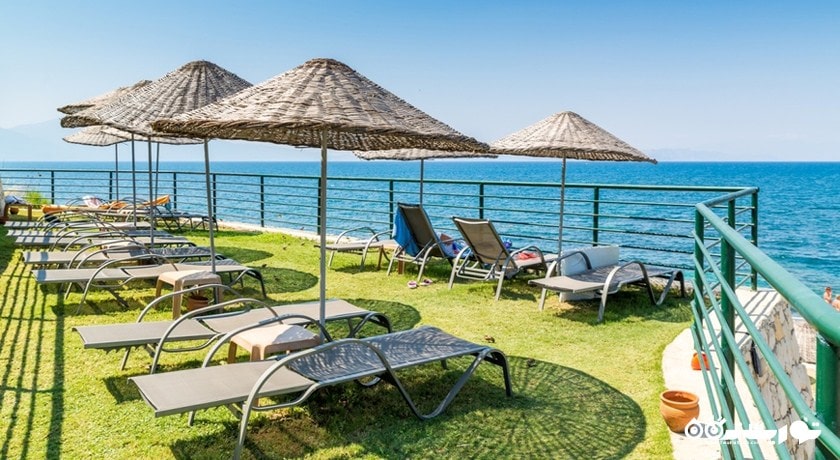 تخت های حمام آفتاب کنار ساحل